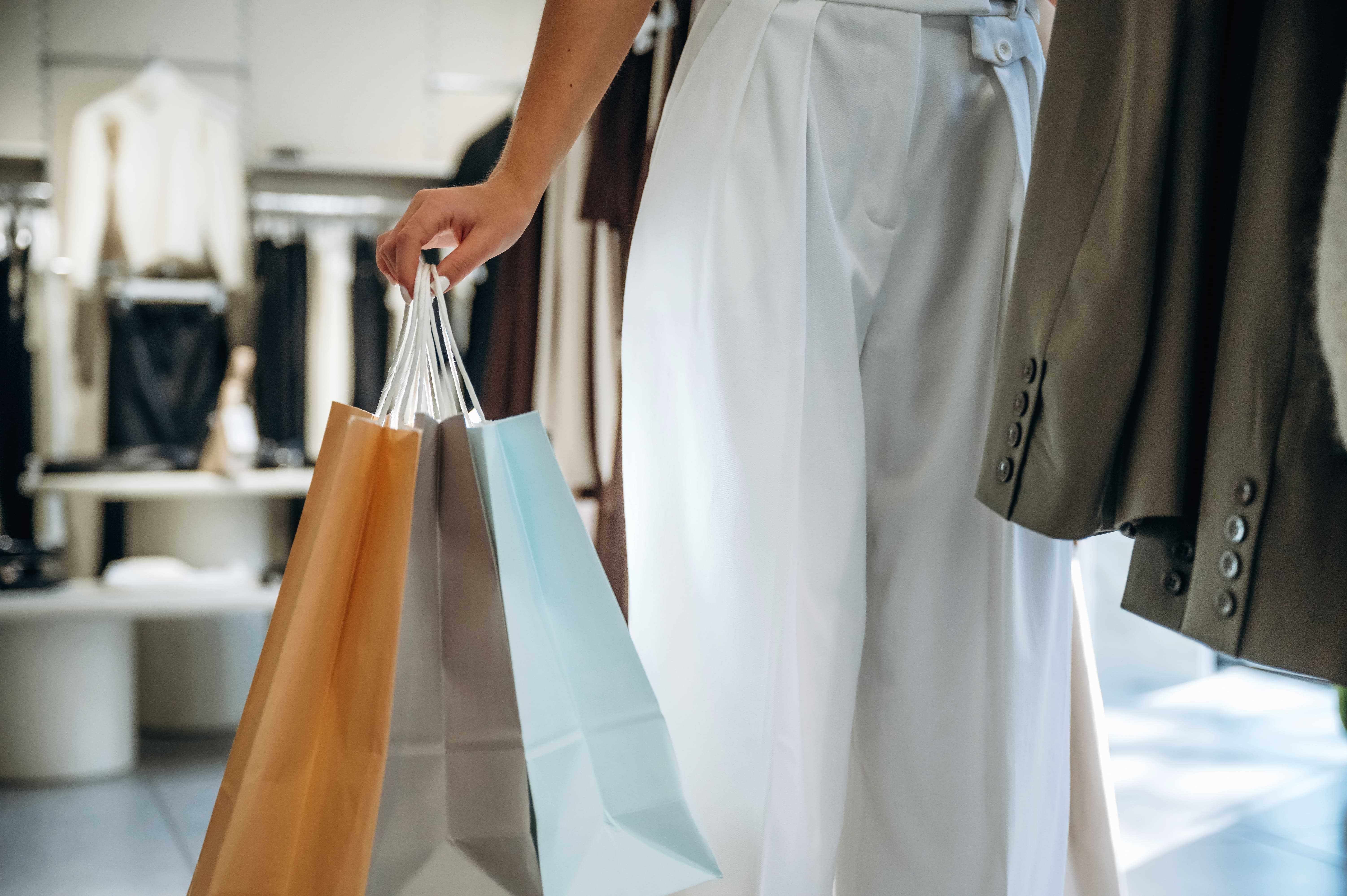 Mulher faz compras em loja de roupas do Shopping Iguatemi Sorocaba