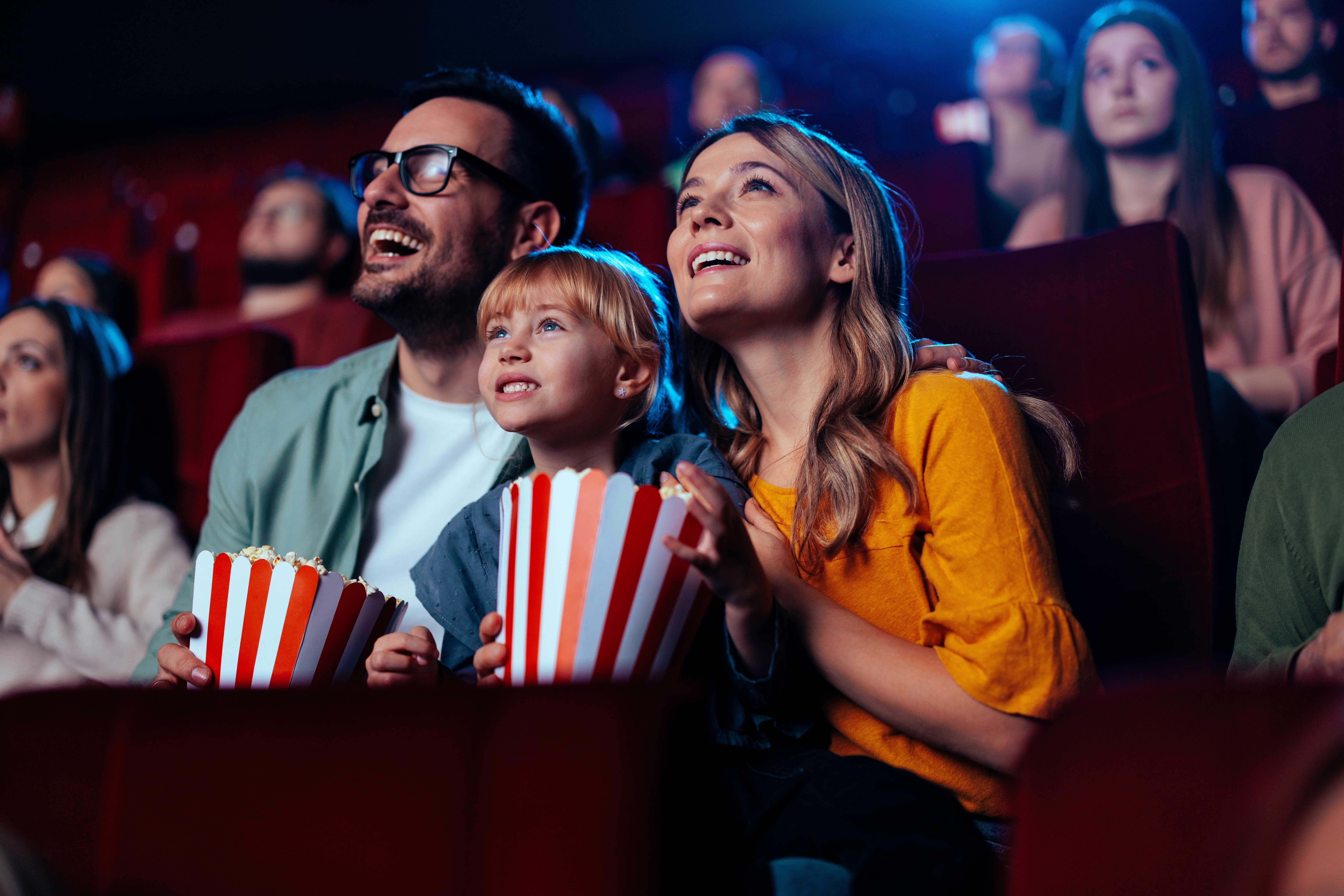 Família se diverte com pipoca no cinema do Shopping Iguatemi Esplanada