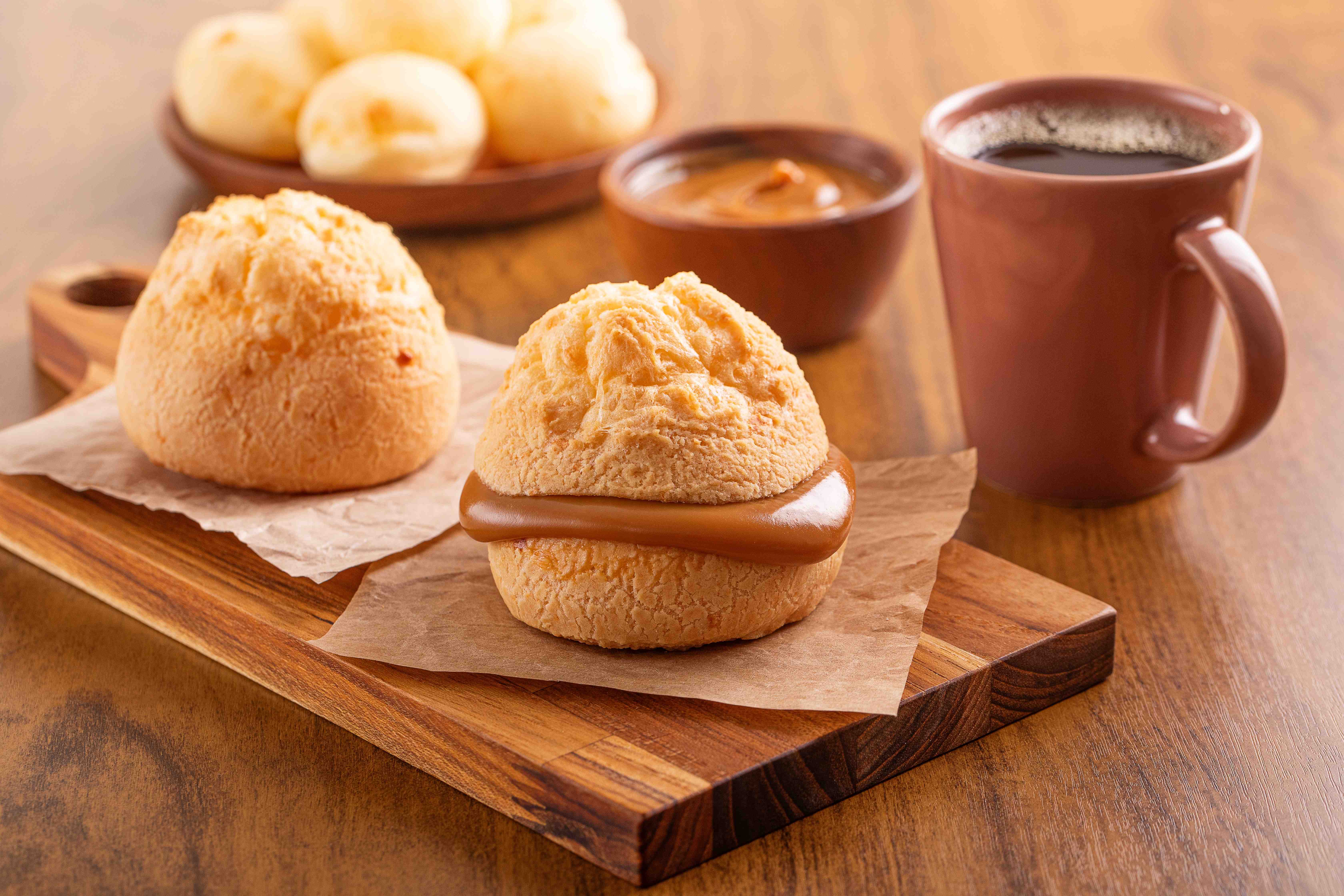 Pão de queijo recheado com doce de leite, destaque da gastronomia no Nova Mogilar em Mogi das Cruzes