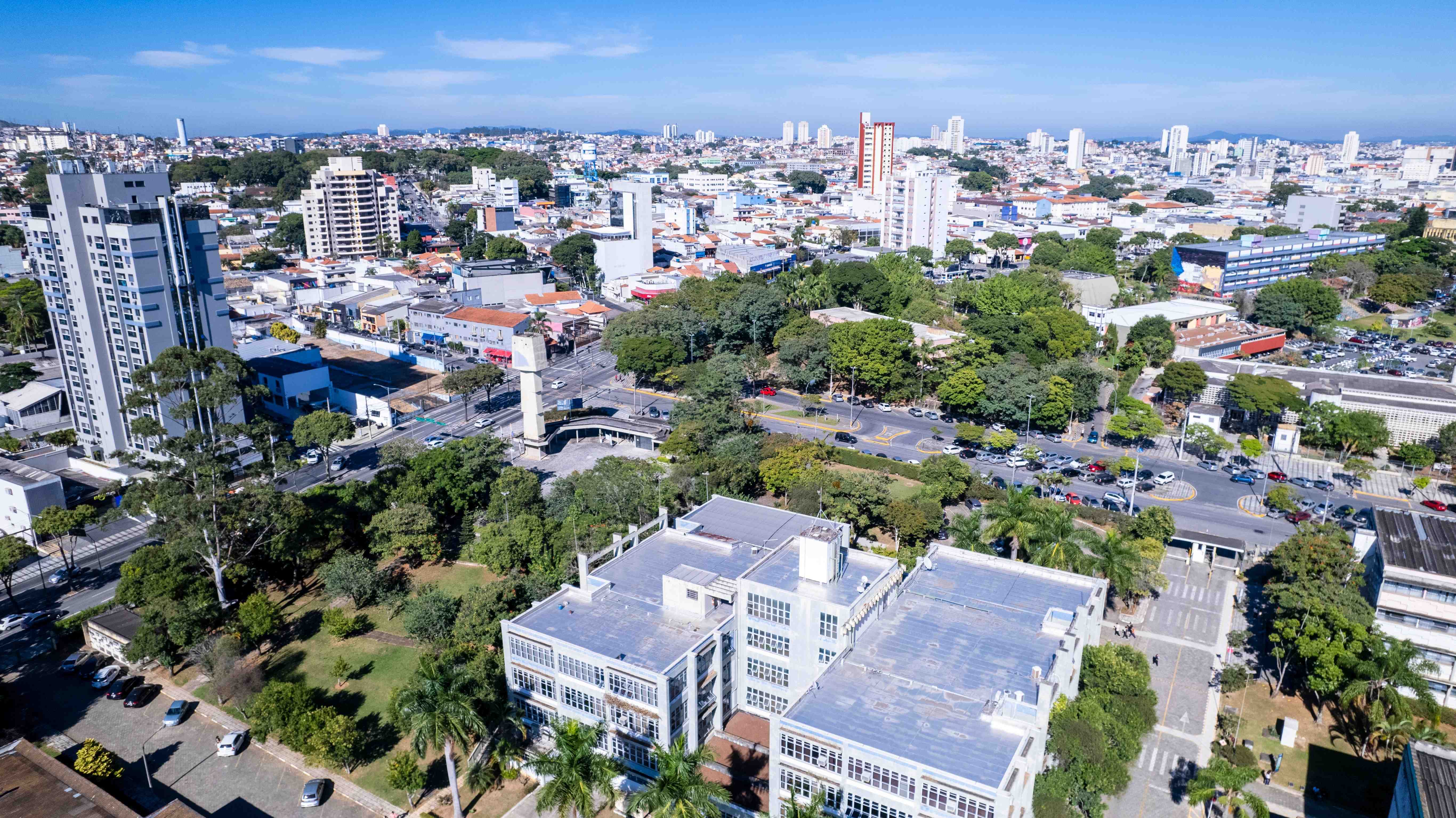 Vista aérea da Universidade de Mogi das Cruzes (UMC), com campus arborizado